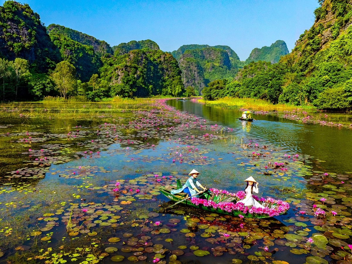 Khung cảnh Thung Nắng là bức tranh tuyệt mỹ của sông nước và núi non hòa quyện. 