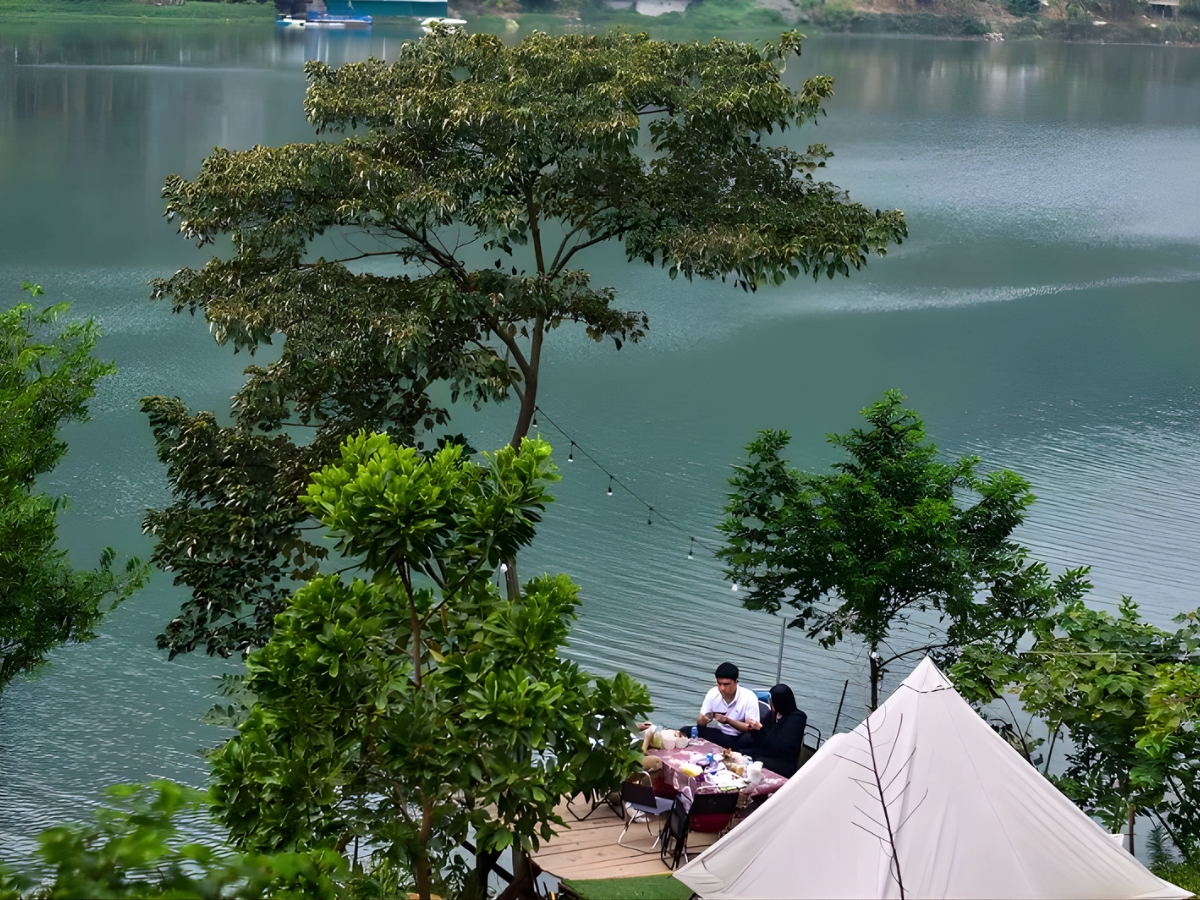 Du khách có thể cắm trại dã ngoại tại các bãi cỏ ven hồ.