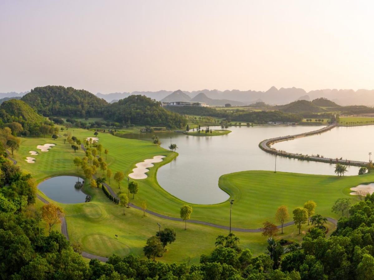Sân golf Hoàng Gia với thiết kế đẳng cấp, chuyên nghiệp.