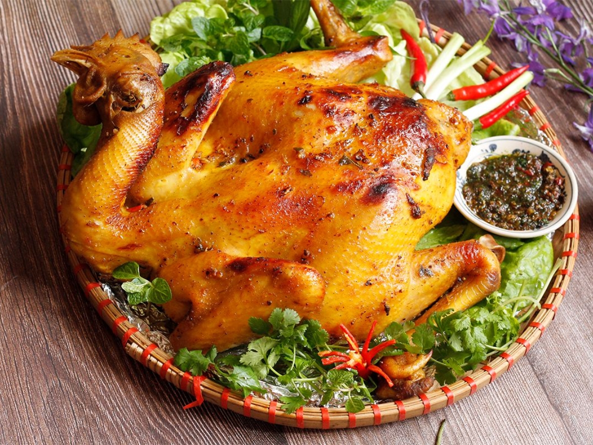 Thưởng thức món gà nướng mắc khén vàng ruộm thơm lừng.