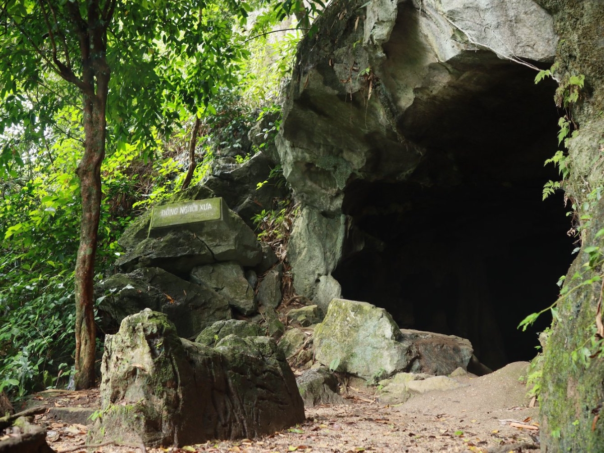 Tham quan và tìm hiểu các di tích tại Động Người Xưa. 