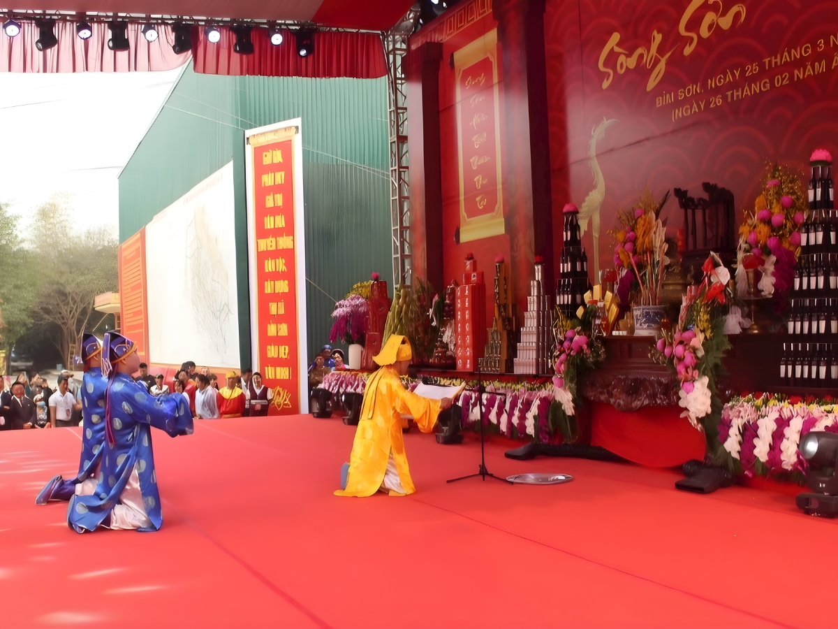 Lễ hội đền Sòng tại Thanh Hóa.