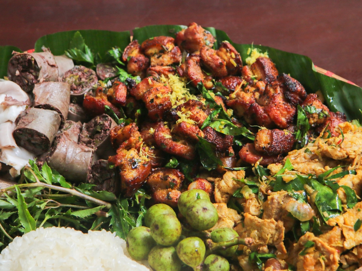 Thưởng thức đặc sản lợn mán nướng. 