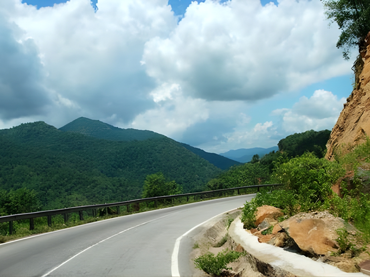 Đèo Tam Điệp Ninh Bình từng là con đường huyết mạch nối Bắc với Nam của nước ta.