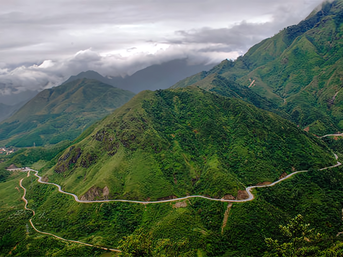 Cảnh quan thiên nhiên hùng vĩ tại đèo Tam Điệp.