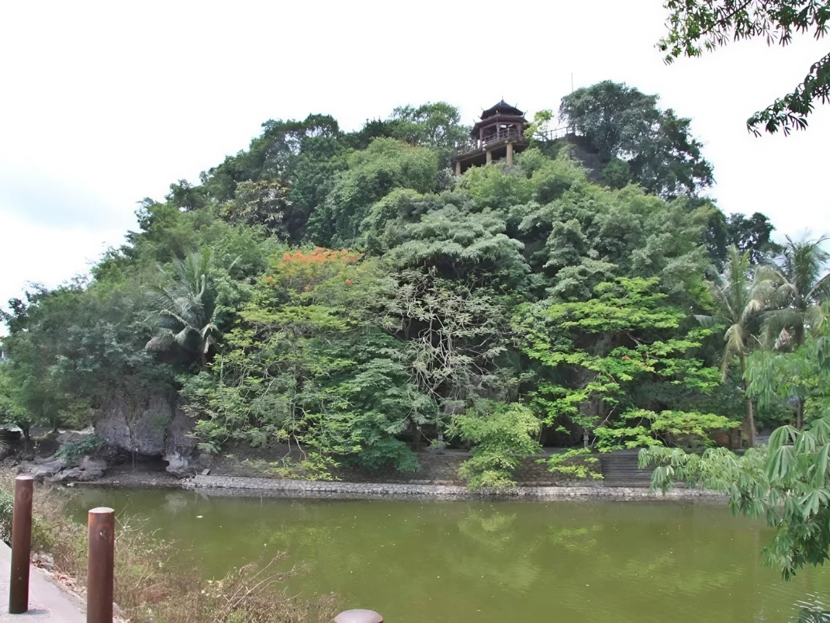 Núi Kỳ Lân có hình dáng gần giống với con kỳ lân.