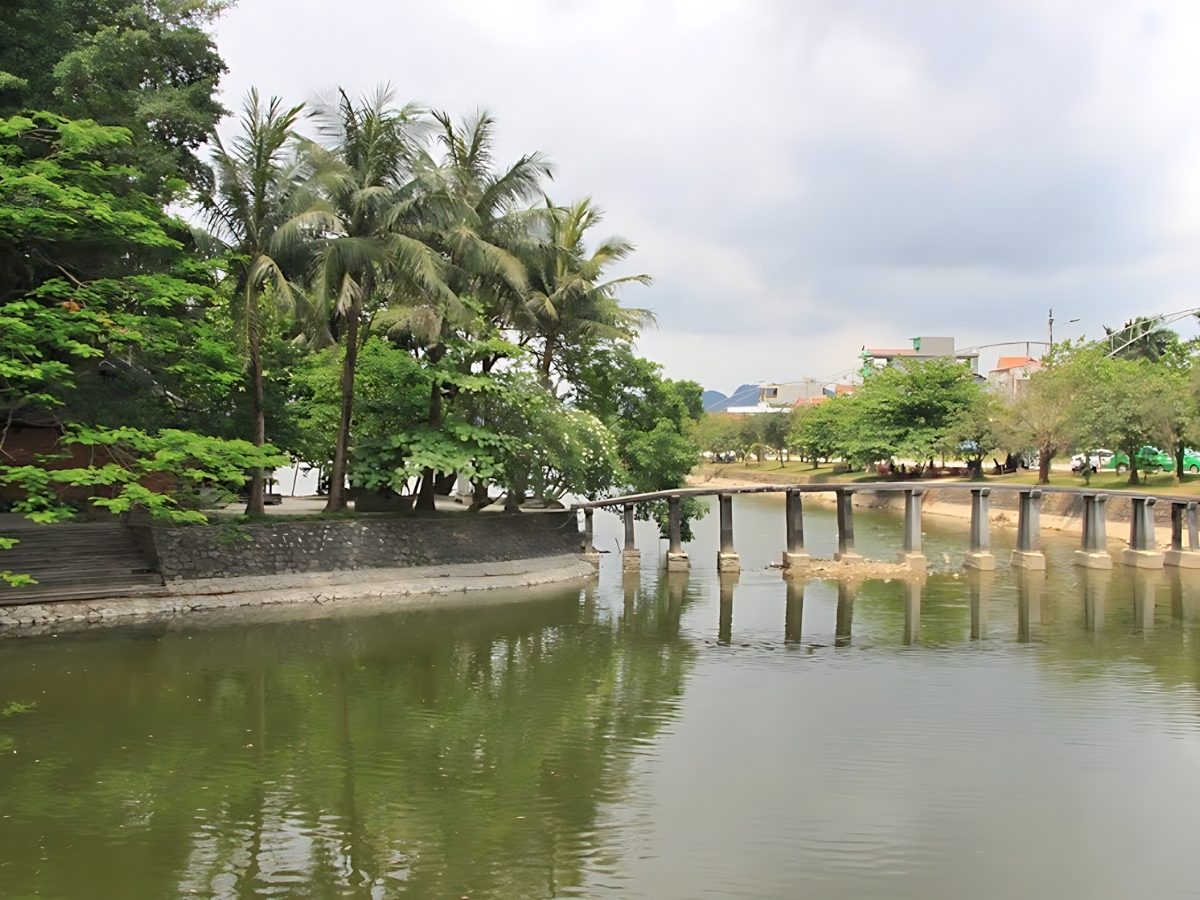 Cây cầu đá bảy nhịp độc đáo tại núi Kỳ Lân Ninh Bình. (Nguồn: Sưu tầm)