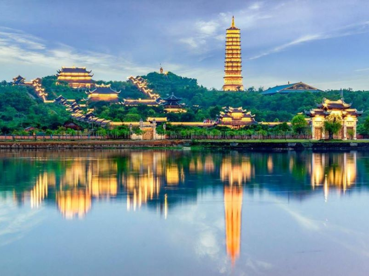 Chùa Bái Đính là quần thể tâm linh lớn bậc nhất Việt Nam, nổi tiếng với kiến trúc tráng lệ và không gian thanh tịnh. Chùa Bái Đính là quần thể tâm linh lớn bậc nhất Việt Nam, nổi tiếng với kiến trúc tráng lệ và không gian thanh tịnh.