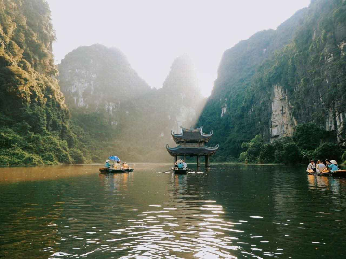 Khám phá quần thể Tràng An – di sản thiên nhiên và văn hóa thế giới giữa lòng cố đô. Khám phá quần thể Tràng An – di sản thiên nhiên và văn hóa thế giới giữa lòng cố đô.