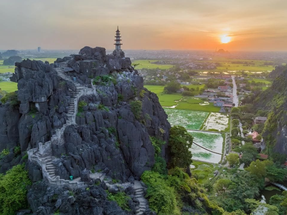 Hang Múa Ninh Bình là điểm ngắm toàn cảnh Tràng An ngoạn mục bậc nhất cố đô. Hang Múa Ninh Bình là điểm ngắm toàn cảnh Tràng An ngoạn mục bậc nhất cố đô.