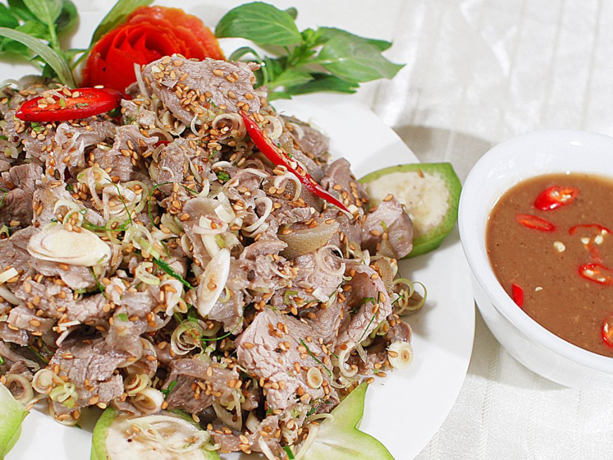 Dê tái chanh chấm mắm nêm – món ngon từ dê núi Ninh Bình nổi tiếng với hương vị tươi ngọt đậm đà. Dê tái chanh chấm mắm nêm – món ngon từ dê núi Ninh Bình nổi tiếng với hương vị tươi ngọt đậm đà.