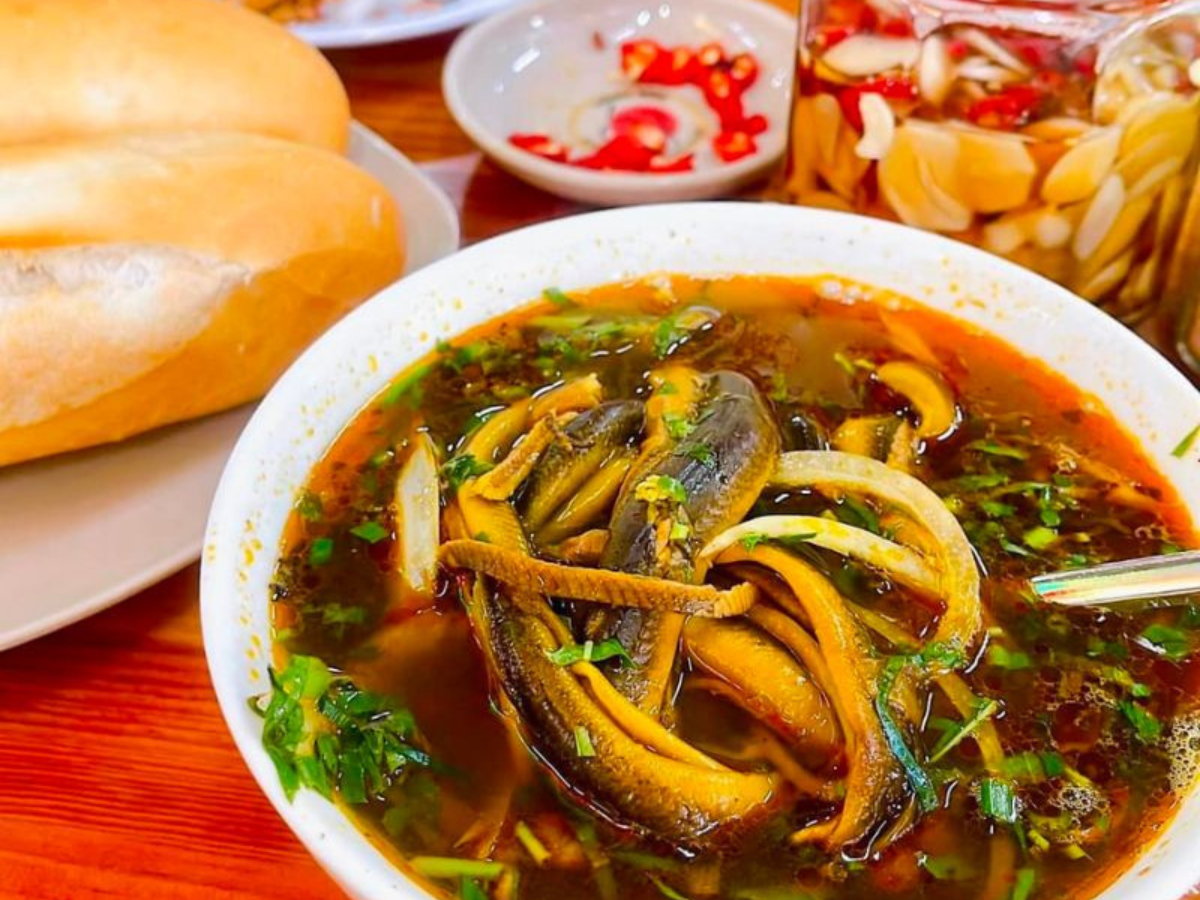 Miến lươn Hạnh Dung hấp dẫn thực khách với nước dùng ngọt thanh và lươn giòn thơm.