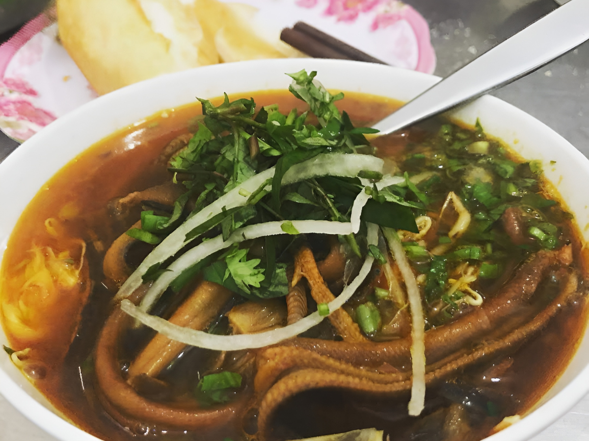 Miến lươn cô Dung giữ trọn hương vị truyền thống với thịt lươn thơm dai hấp dẫn.