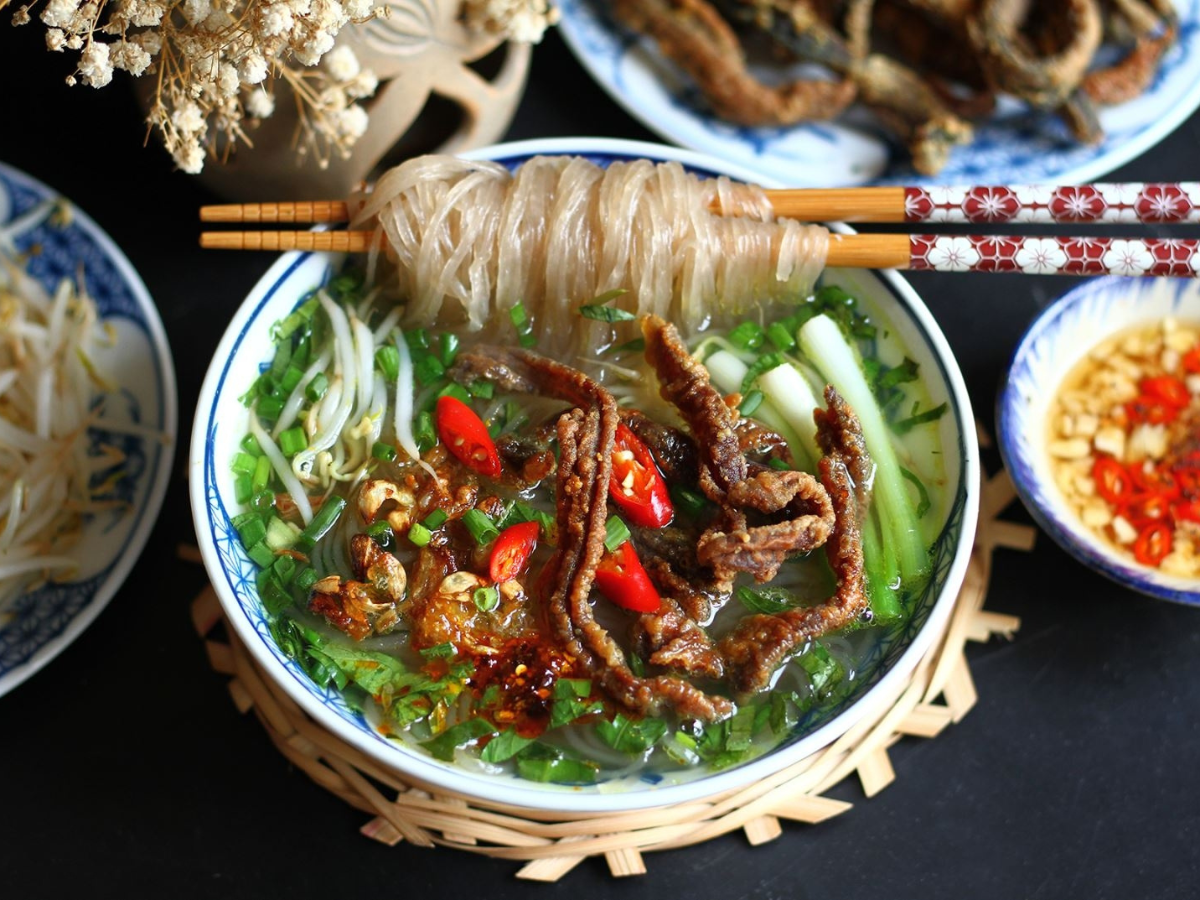 Miến lươn Vinh Thuý thơm ngon tròn vị làm say lòng thực khách gần xa.Miến lươn Vinh Thuý thơm ngon tròn vị làm say lòng thực khách gần xa.