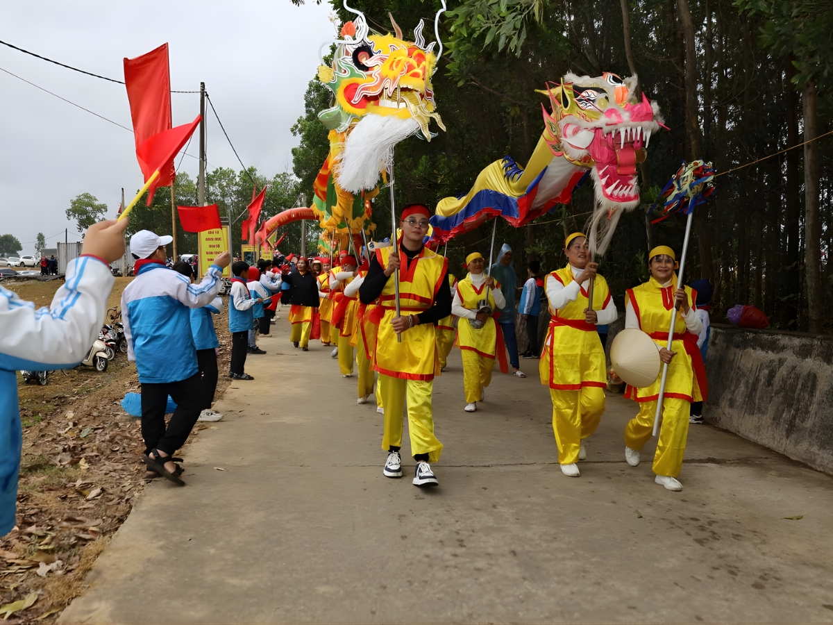 Không khí lễ hội nhộn nhịp tại động Thiên Tôn Hoa Lư. Không khí lễ hội nhộn nhịp tại động Thiên Tôn Hoa Lư.