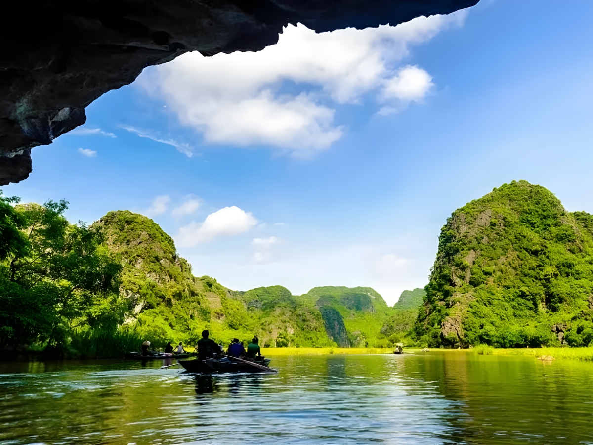 Động Am Tiên từng là nơi vua Đinh Tiên Hoàng giam giữ và xử lý tội phạm trọng án của triều đình. 