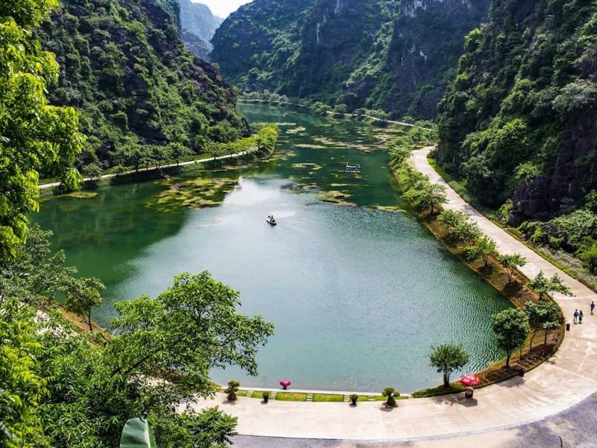 Động Am Tiên với không gian hoàn toàn cách biệt với bên ngoài bởi những ngọn núi đá vôi bao quanh.