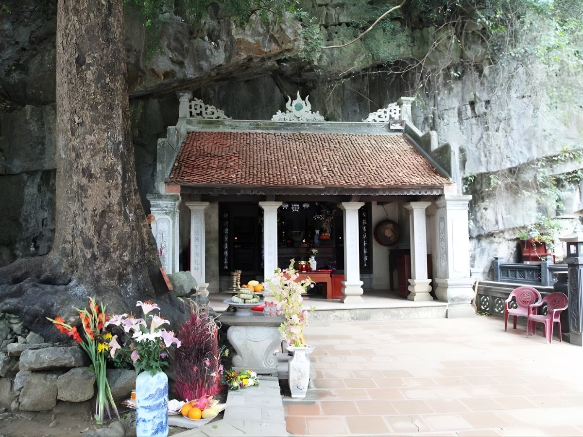 Người dân thường thắp nhang, thờ cúng dưới gốc cây thị nghìn năm tuổi.