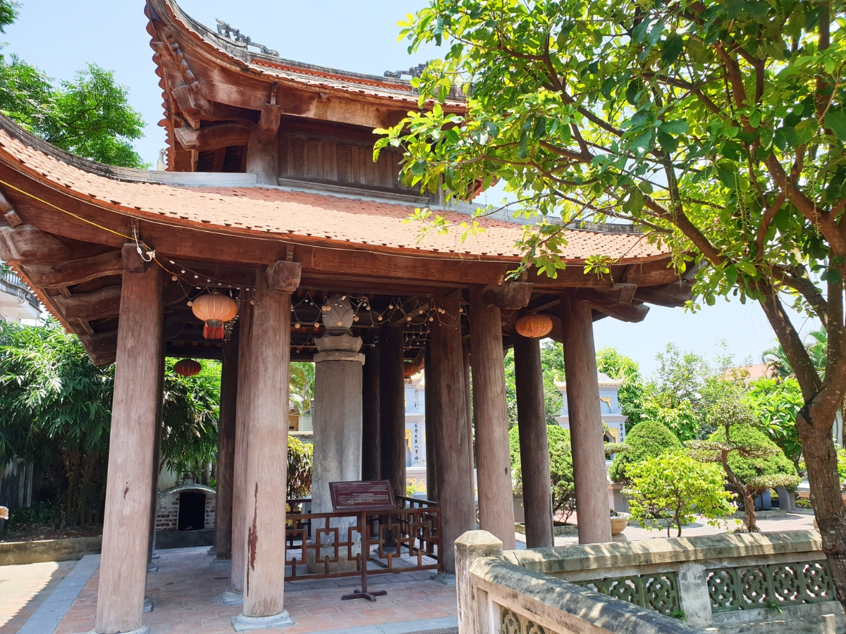 Cột kinh Phật bằng đá hơn 1000 năm tuổi tại chùa Nhất Trụ