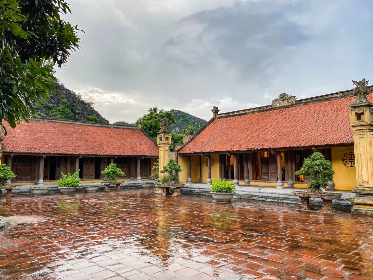 Chùa Kim Ngân Ninh Bình nổi bật với kiến trúc cổ kính và không gian thanh tịnh