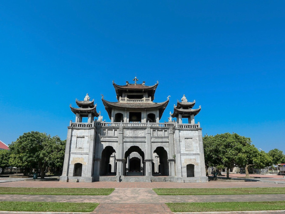 Phương đình - tháp chuông Nhà thờ Phát Diệm là công trình đá xanh nguyên khối ấn tượng.