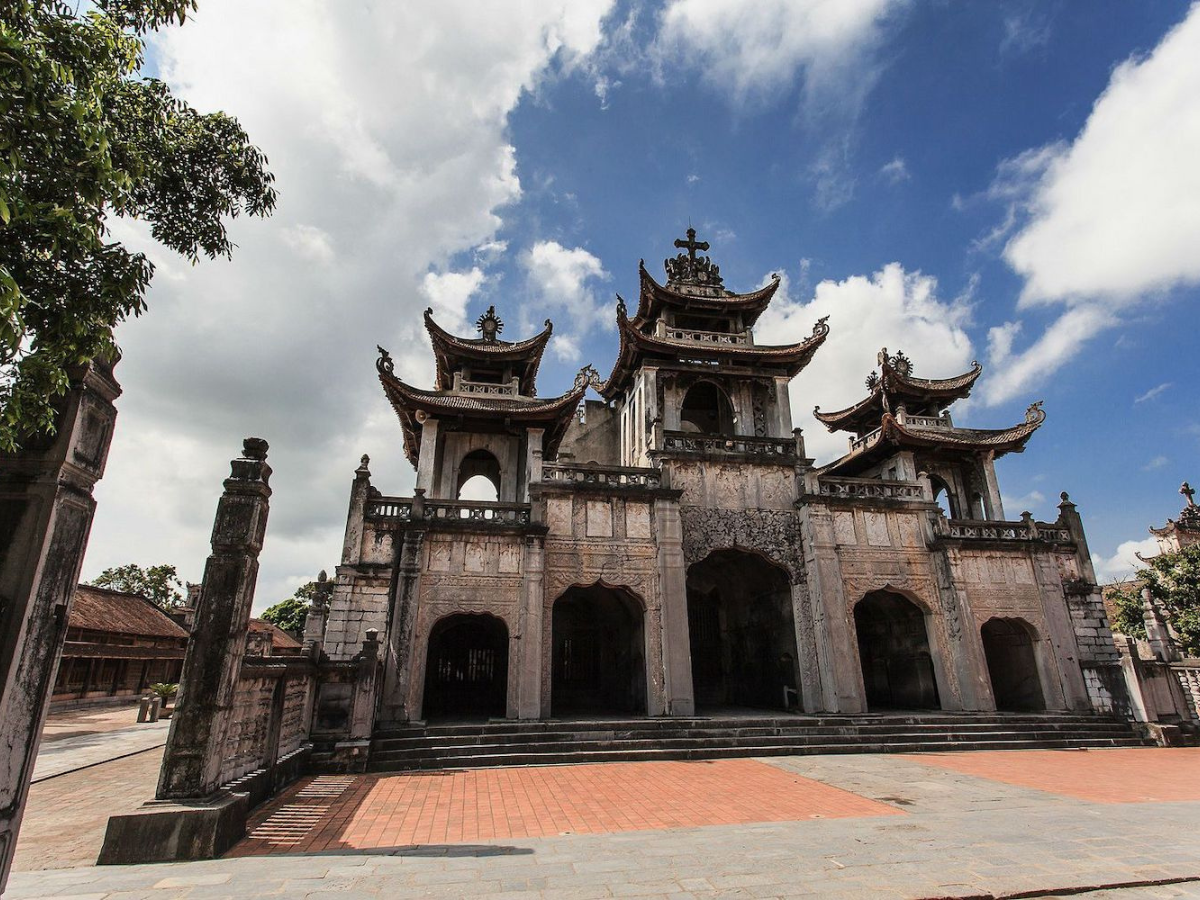 &nbsp;Khuôn viên Nhà thờ Phát Diệm rộng rãi, mang không gian trang nghiêm và thanh tịnh. 