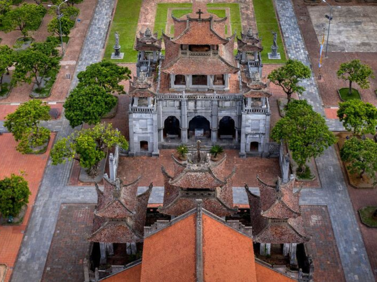 Bố cục tổng thể Nhà thờ Phát Diệm được thiết kế theo triết lý "tiền thủy hậu sơn" hài hòa.