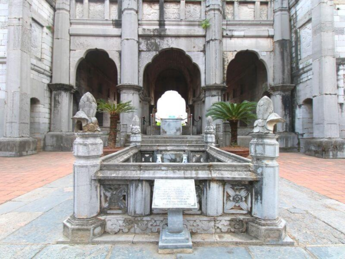 Mộ của linh mục Phêrô Trần Lục tại Nhà thờ Phát Diệm. 