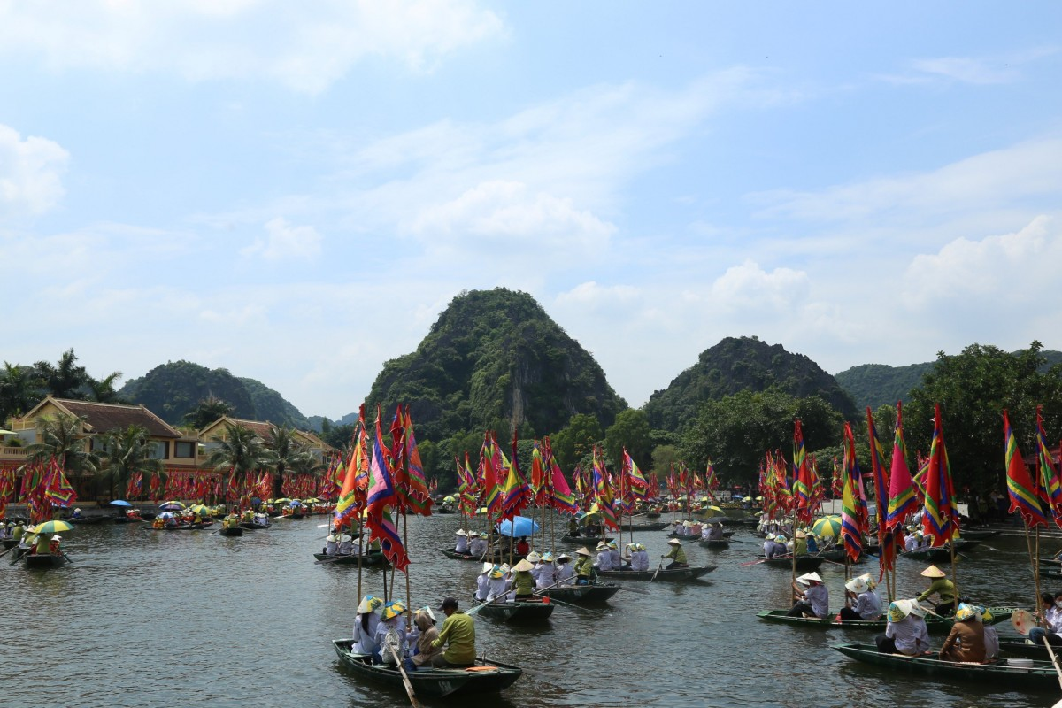 Ninh Bình mùa xuân – non nước giao hòa, đẹp dịu dàng giữa tiết trời đầu năm.