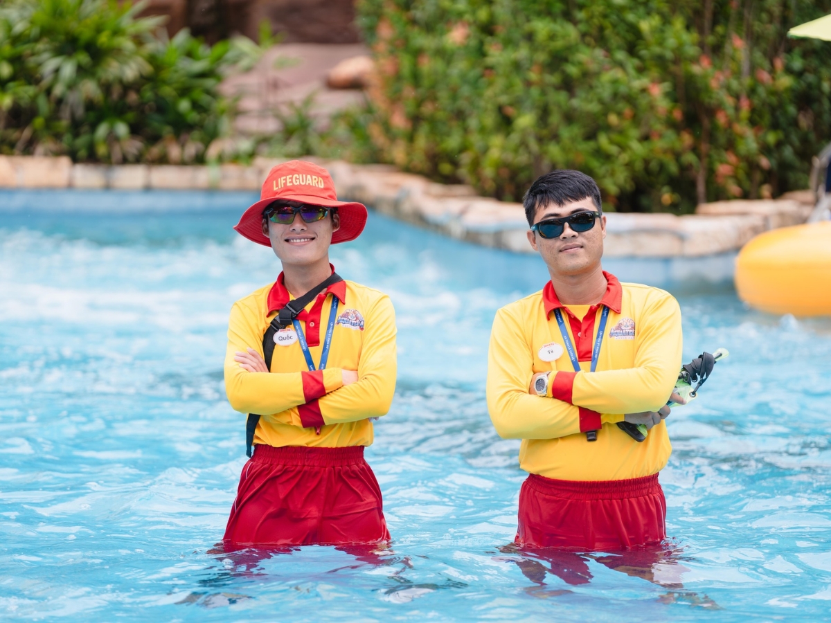 Đội ngũ nhân viên hỗ trợ luôn túc trực, sẵn sàng hỗ trợ du khách khi cần