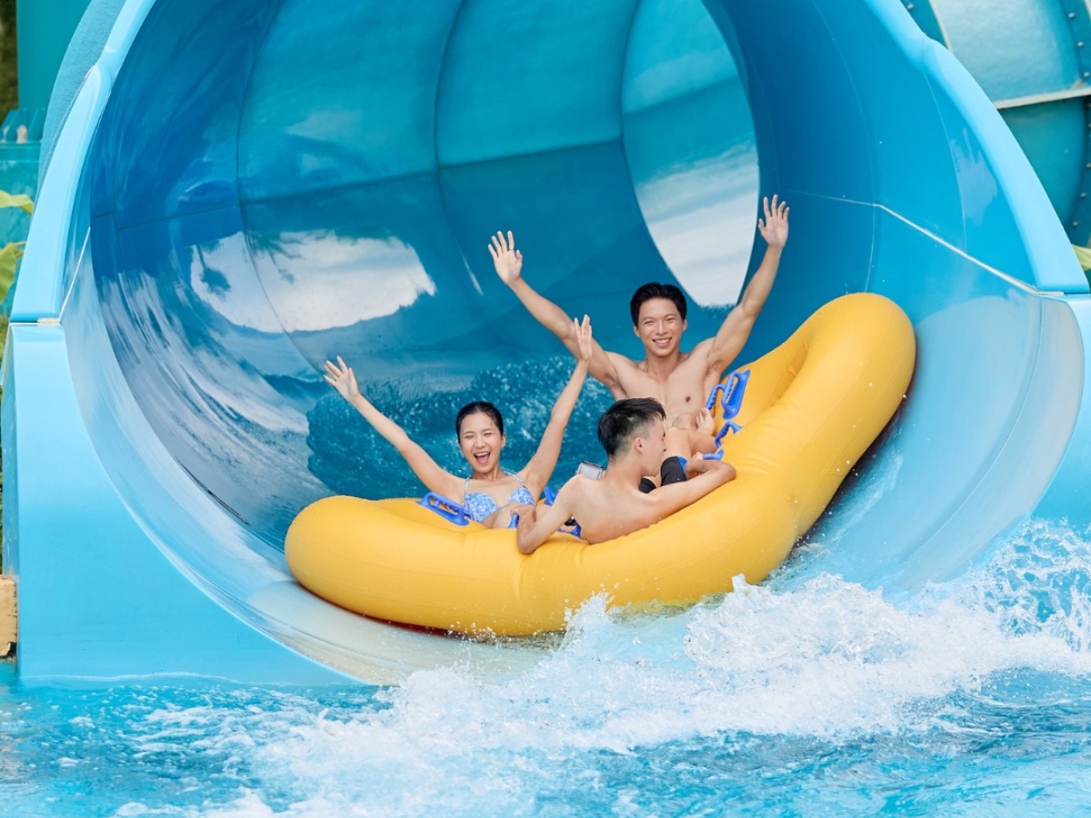 Mùa hè là thời điểm lý tưởng để du khách vui chơi tại công viên nước