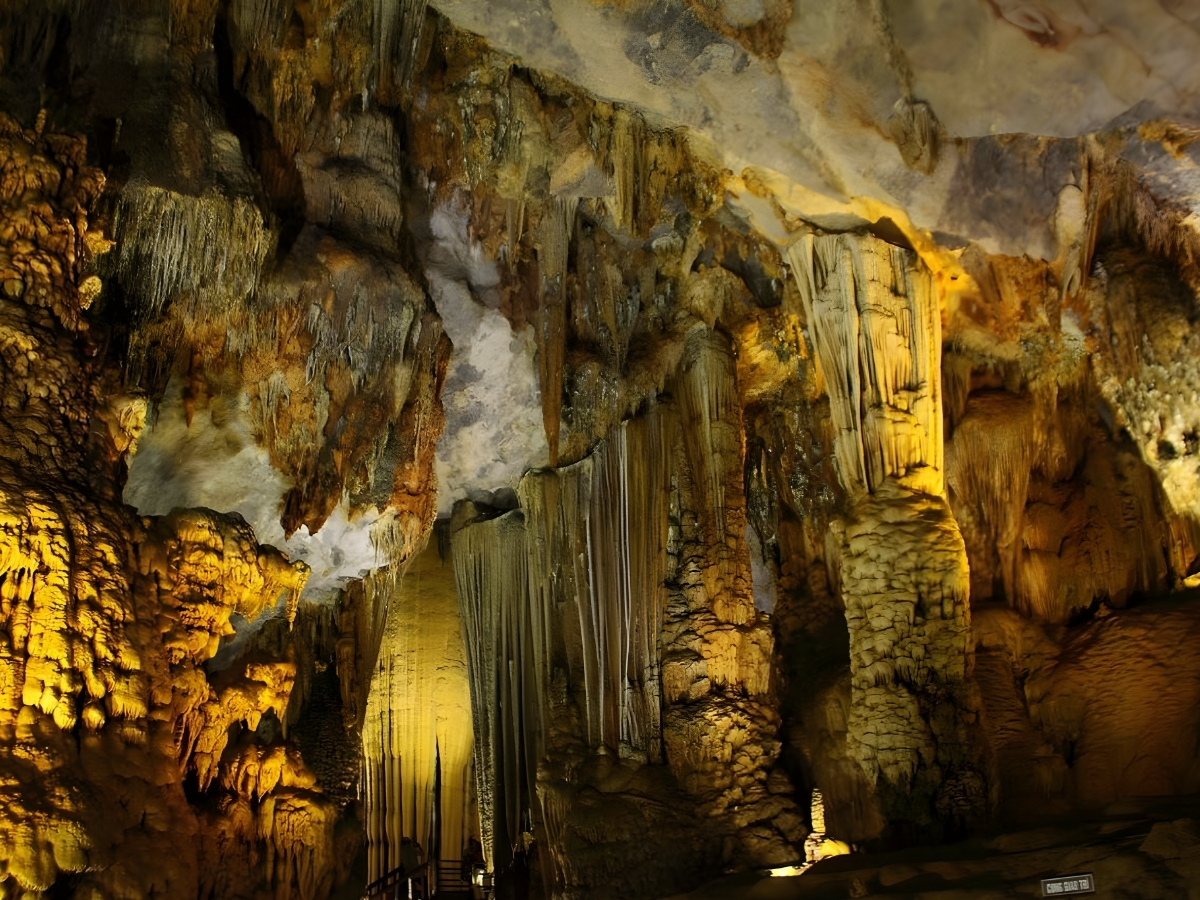 Nhũ đá trong hang động Ngũ Động Sơn rực sáng dưới ánh đèn vàng tự nhiên.