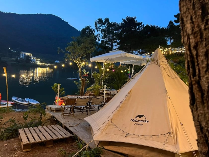 Camping hồ Đồng Đò được giới trẻ yêu thích. (Nguồn: Sưu tầm)