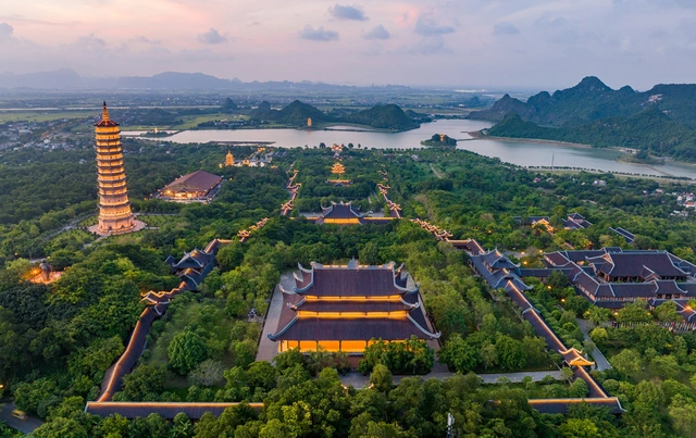 Không gian trang nghiêm giữa núi non hùng vĩ khiến bất kỳ ai cũng cảm nhận được sự thanh tịnh sâu lắng. (Nguồn: Sưu tầm)