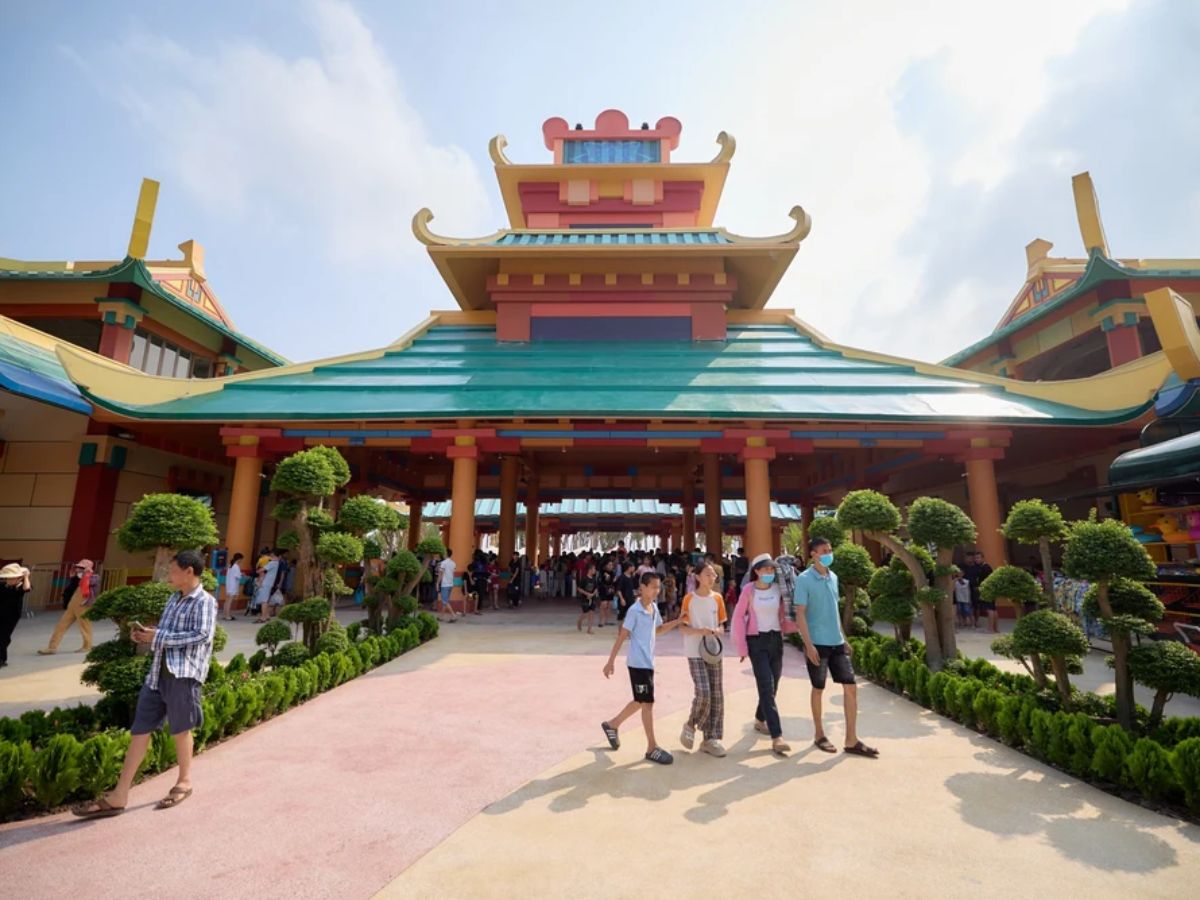 Khu cổng chào Sun World Hà Nam có thiết kế đẹp và phù hợp chụp ảnh buổi sáng.